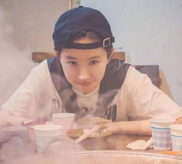 刘亦菲杨幂赵丽颖,究竟什么脸型容易出现双下