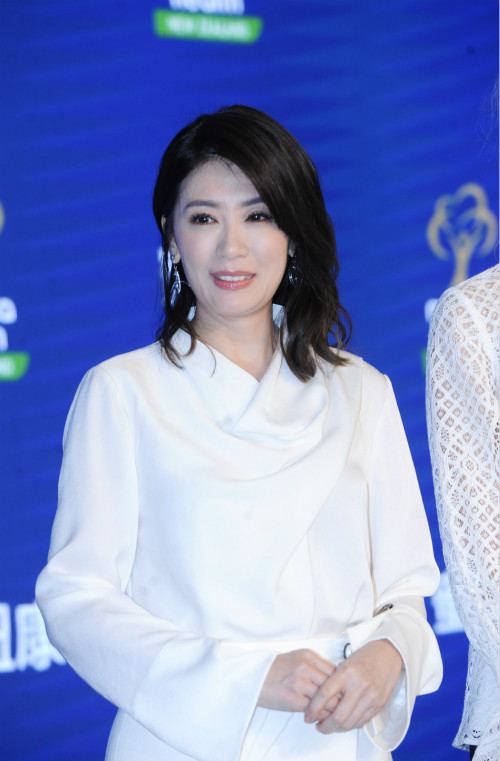 44岁贾静雯脸部浮肿、笑出双下巴,女神终究还