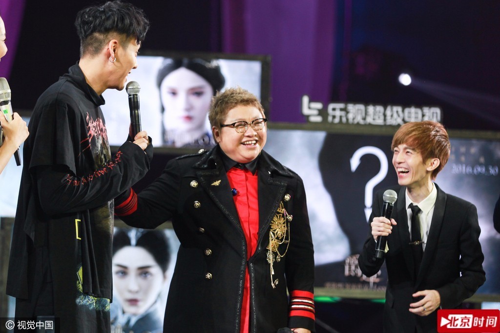 陈伟霆韩红郭敬明同台 梯形身高差好萌