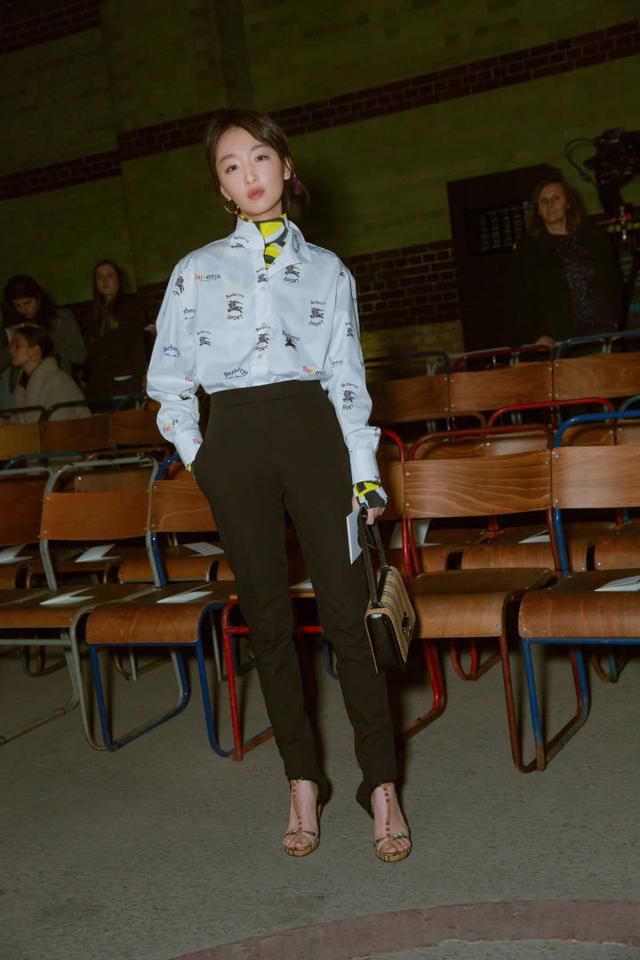 伦敦时装周戚薇周冬雨穿搭摩登时尚,容祖儿却