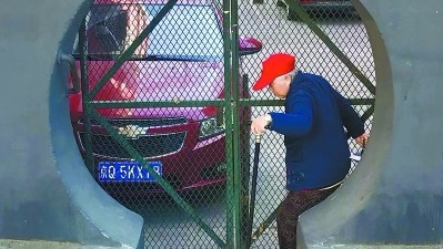 红庙北里  铁网封堵大门 居民钻缝回家