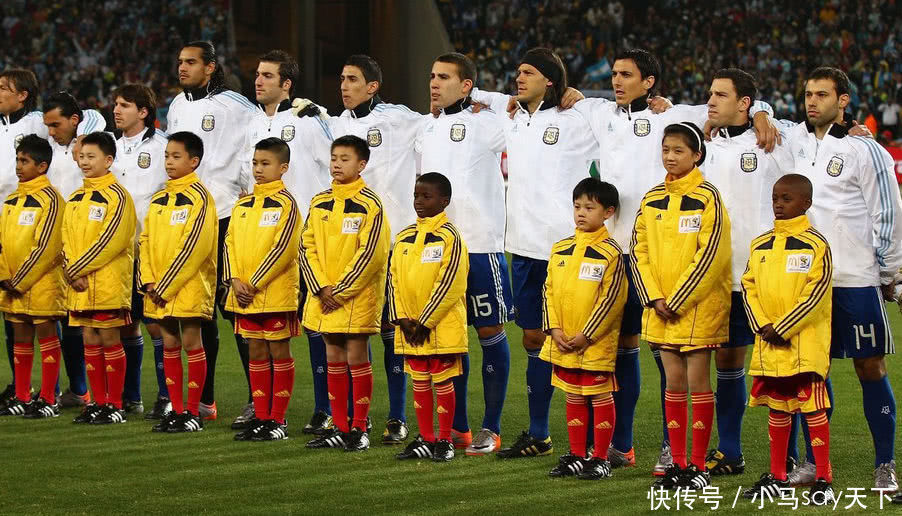 为什么足球比赛开始入场时每个队员都领一个小