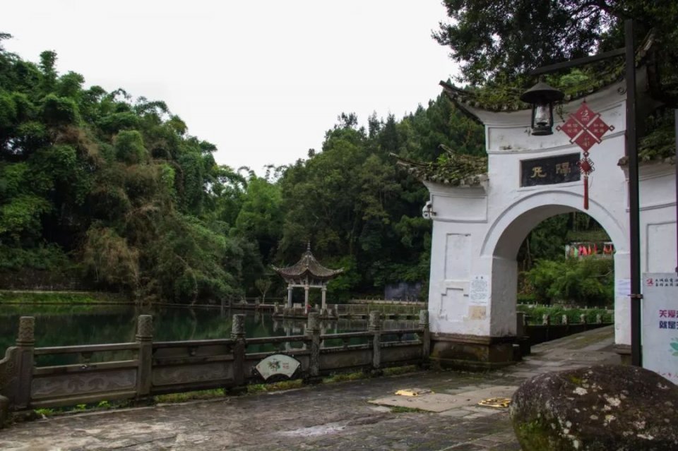 云南最南边的一座古镇中的100年总兵府,现成古