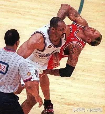 恐怖,NBA球员力量到底有多大?篮板篮架都不堪