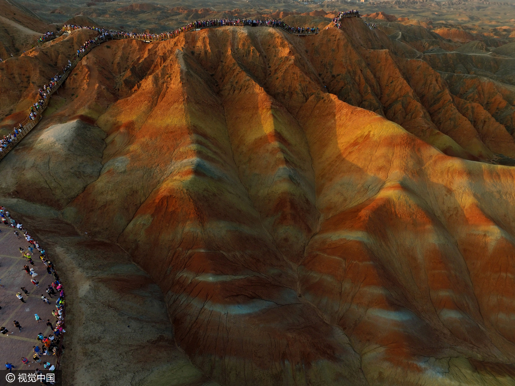 北群地势相对平缓，主要以单斜脊为主，以山体纹理、脉络清晰见长；南群以交错层理、四壁陡峭、垂直节理、色彩斑斓而称奇，是张掖丹霞地貌的主要分布区。