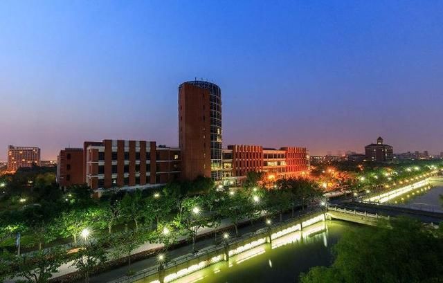 我国最明智的211医科大学,曾经不及首医,傍上