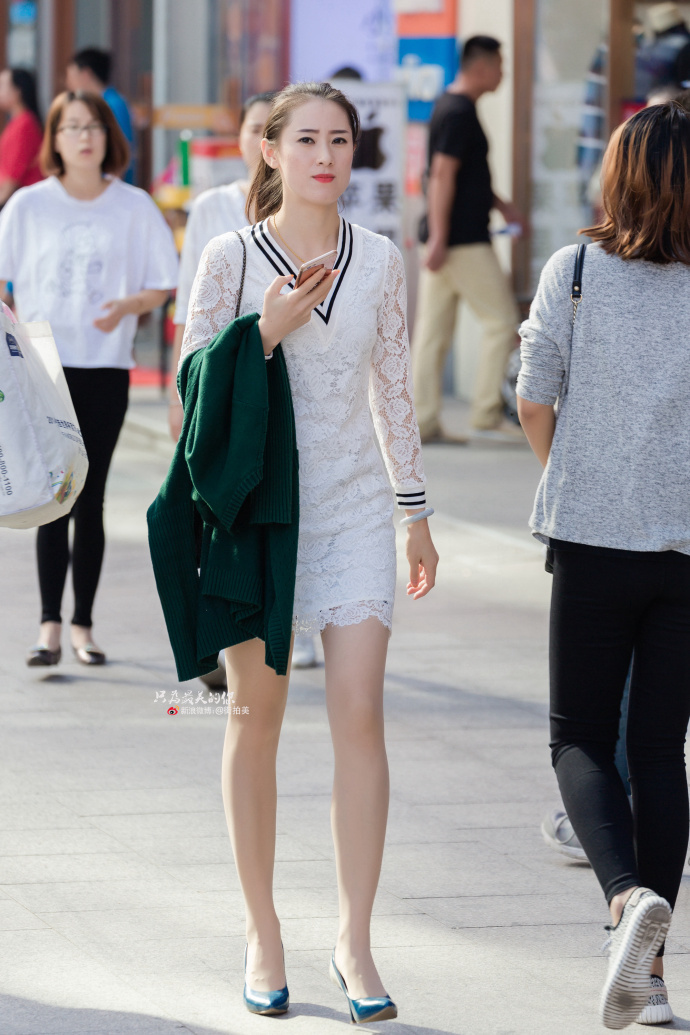 路人街拍,白色蕾丝连衣裙小姐姐,凸显玲珑曲线