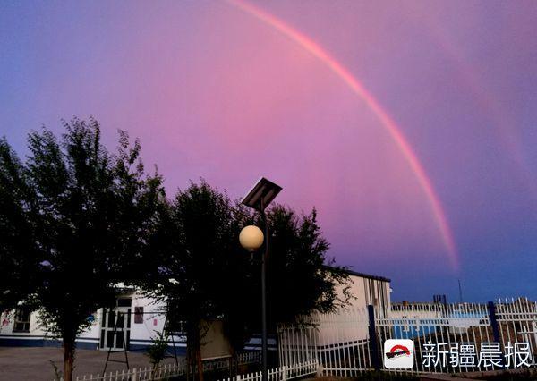 美翻了!富蕴县今晨东边太阳初露 西边出现双彩虹 美翻了!富蕴县今晨东边太阳初露 西边出现双彩虹