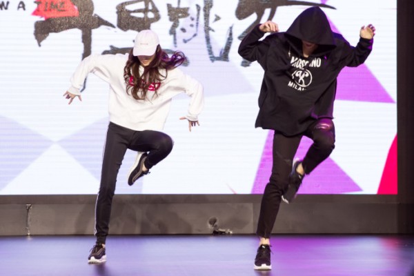 杨洋刘亦菲跳舞(图片来源:@刘亦菲吧官方)