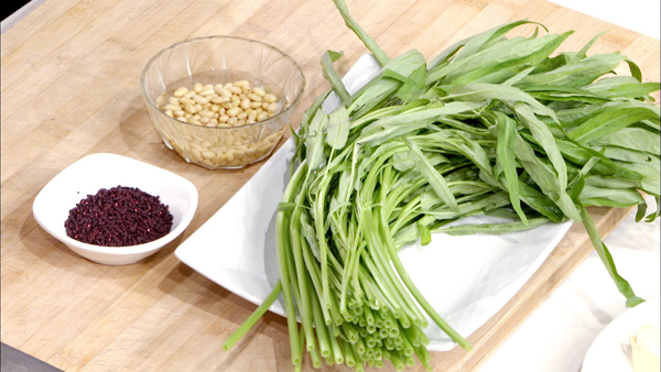 《养生厨房》豆酱爆炒空心菜 《养生厨房》豆酱爆炒空心菜