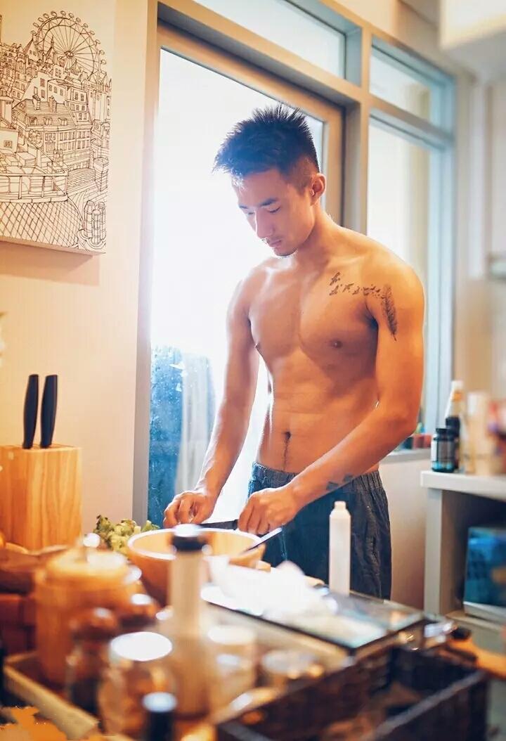 肌肉帅哥做健身餐,光腹肌胸肌人鱼线的身体就