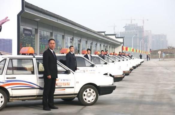 驾校教练一个月能赚多少钱?驾校教练透露真实