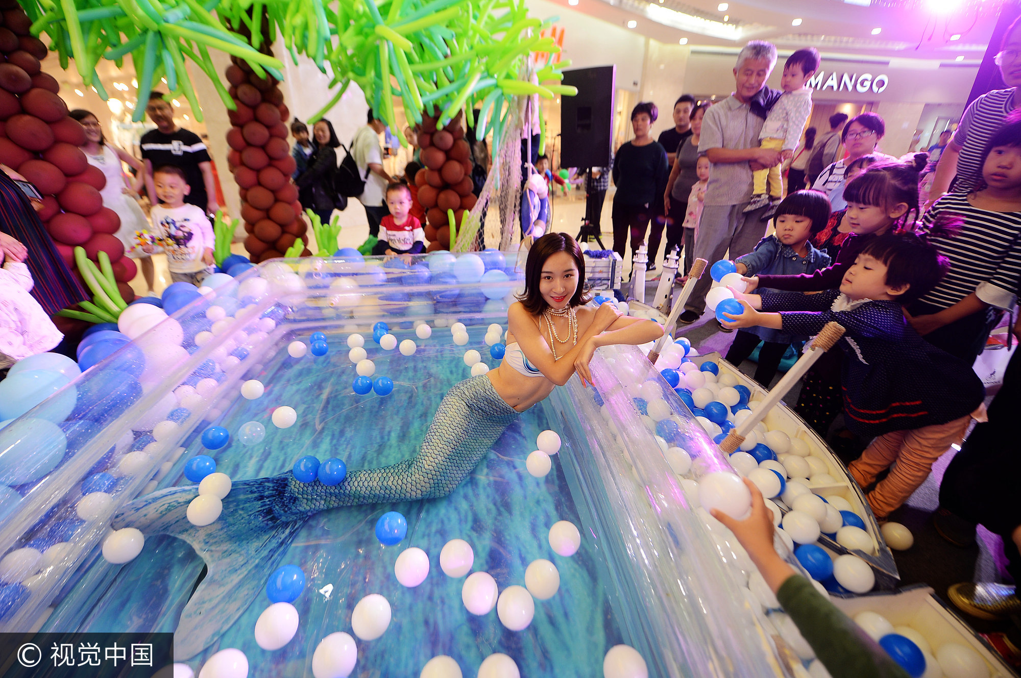 济南:女大学生扮演美人鱼 水中上演湿身诱惑