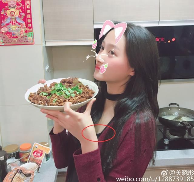 关晓彤才19岁就开始露沟了?