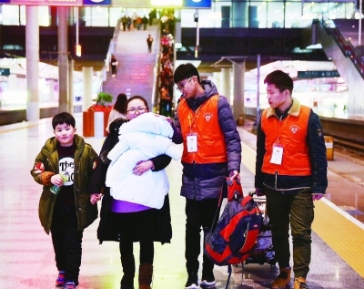 600多名青年志愿者服务南京春运 “小甜橙”温暖旅客回乡路 600多名青年志愿者服务南京春运 “小甜橙”温暖旅客回乡路