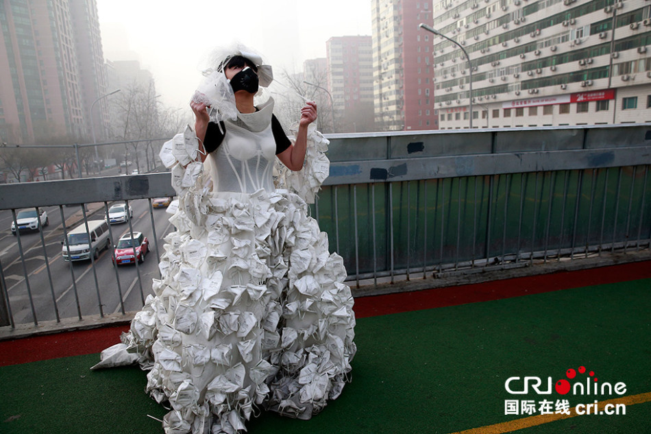 女子穿另类婚纱奔走街头呼唤蓝天 女子穿另类婚纱奔走街头呼唤蓝天