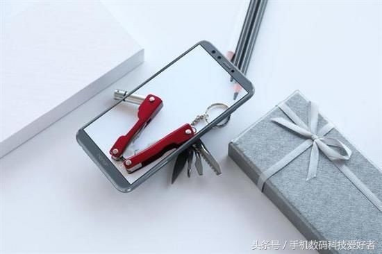 荣耀绝美手机:双面玻璃+全面屏+四摄!让OPPO