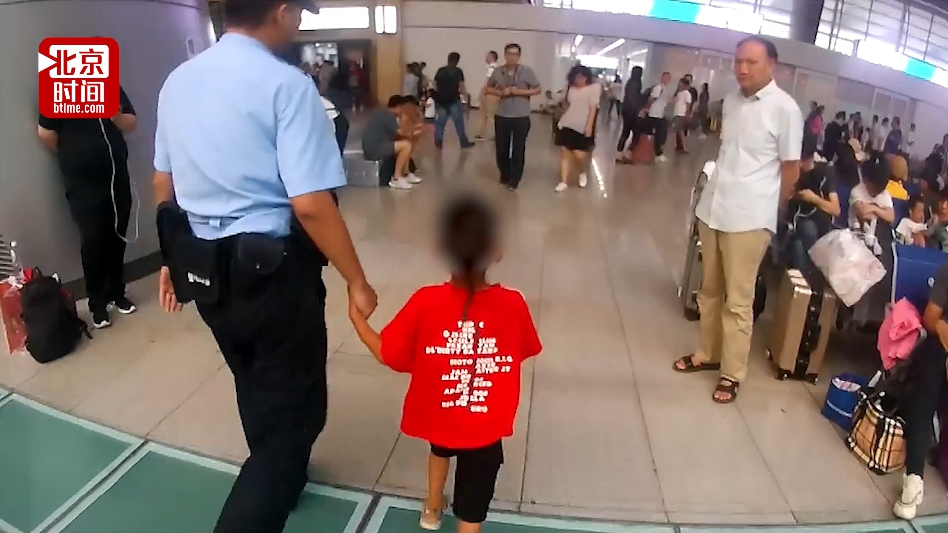 看紧自家的宝贝 北京南站铁警一天帮助多名儿童找家长
