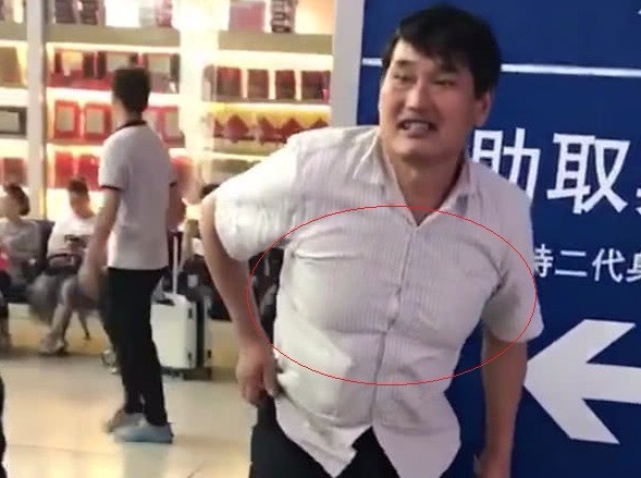 大衣哥近照曝光：胖得胸肌快把衣服撑爆 推几十万商演回家收玉米