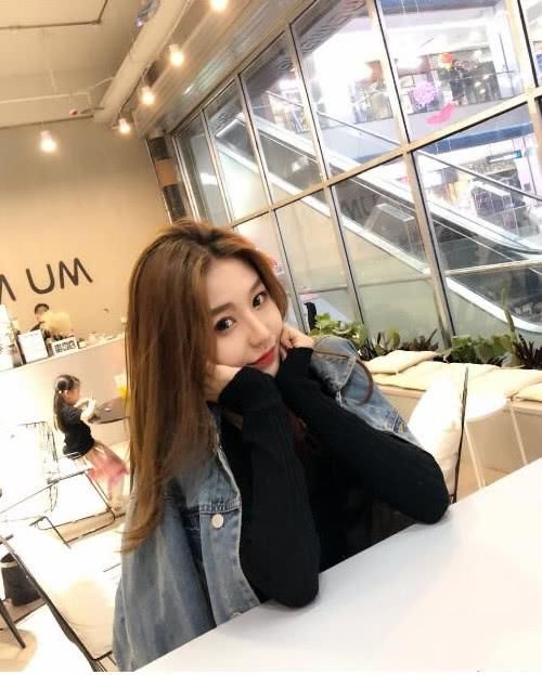 抖音最美空姐意外走红,网友:终于让我忘了停车