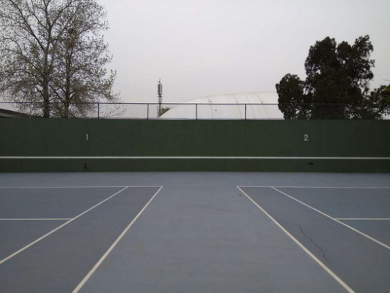 打墙!没有鬼 学网球不可缺少对手就是那面墙