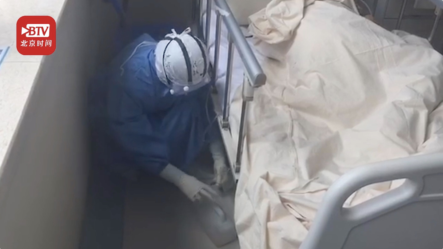 交班语录:我先把病人的尿倒了 她的举动是中国护士的缩影 交班语录:我先把病人的尿倒了 她的举动是中国护士的缩影