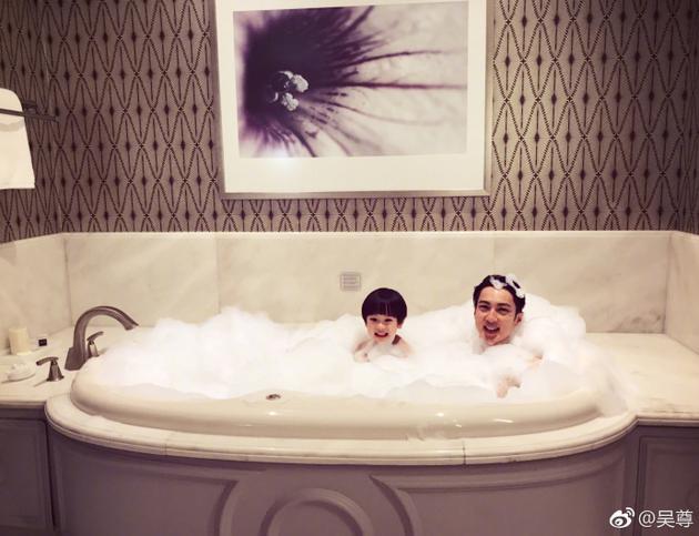 吴尊和儿子一起泡泡浴 Max露出小脑袋甜笑画面超Q