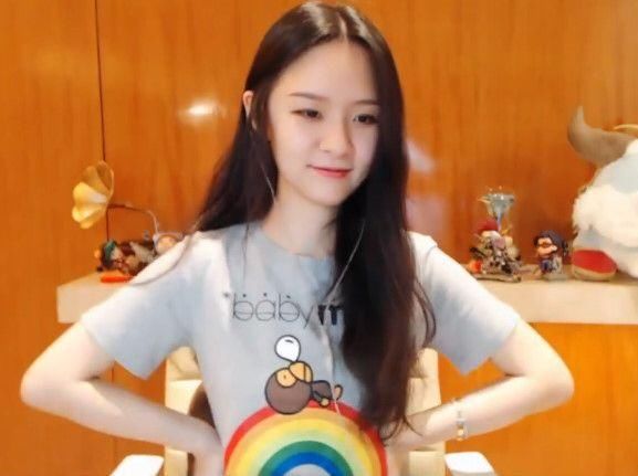 继温婉莉哥和代古拉K之后又一位超级网红:斗鱼