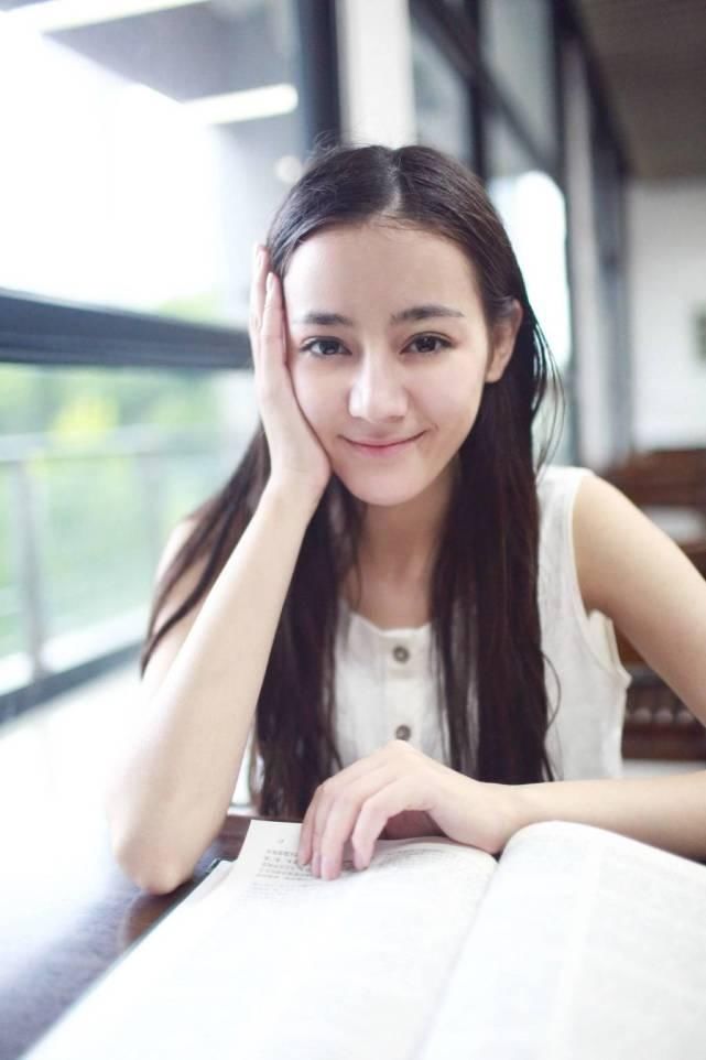 千玺曾表示见到热巴要叫姐姐,有人注意到王俊