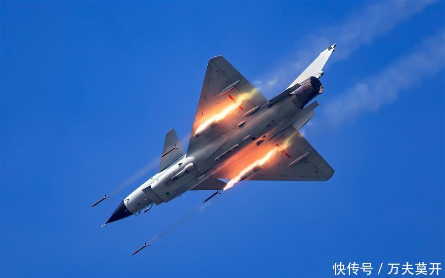 中国空军最强歼击机轰炸机飞往俄罗斯,要执行