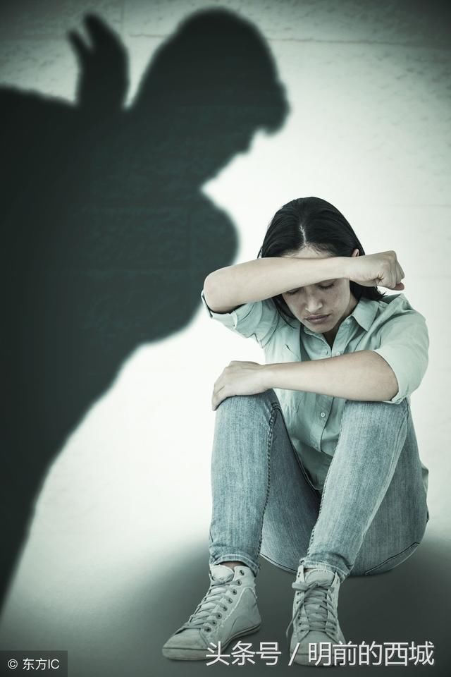 女子领证时遭暴打,一个男人肯下跪爱你,也随时