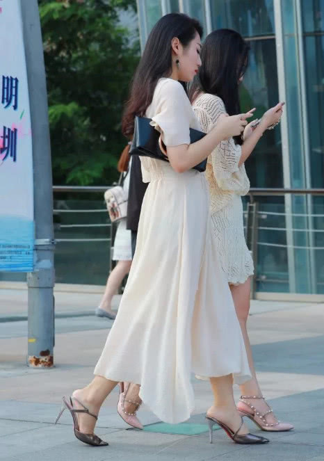 小姐姐和闺蜜一起逛街,露肩吊带包臀裙,裙子太