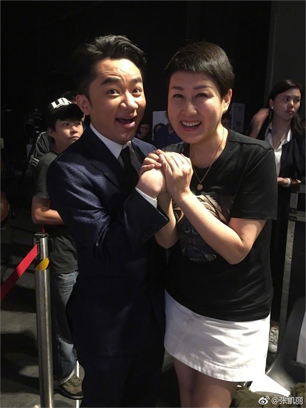 张凯丽晒与王祖蓝亲密合照 9字回应跑男下狠手暴打祖蓝质疑