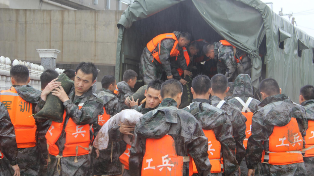 致敬人民子弟兵！部队官兵驰援昌平抗洪救灾一线，筑起“生命堤”