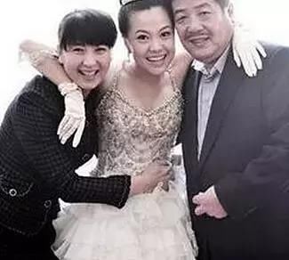 闫学晶全家近照曝光,丈夫家财万贯,小沈阳都是