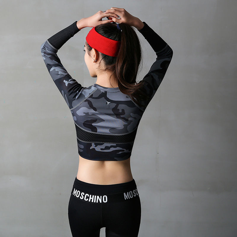 女人去健身房别乱穿,穿上紧身瑜伽服,小露腰线