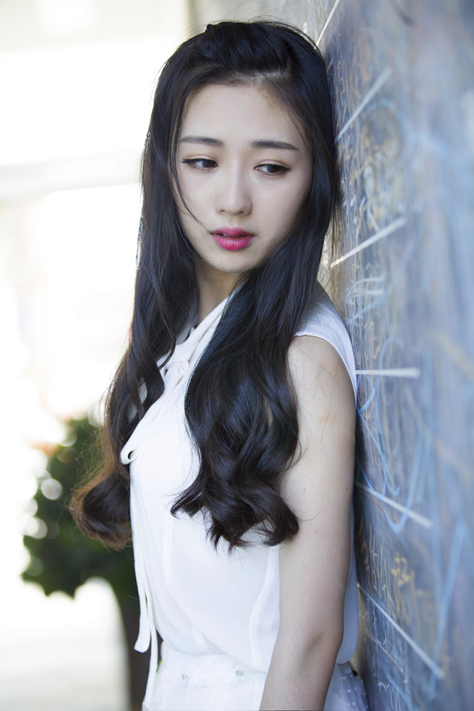 邓滢滢纯美街拍大片 简单自然展清新气质