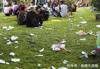 上车睡觉,下车尿尿,景点拍照,晒照的执着暴露了