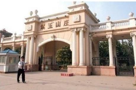 张国立豪宅疑似曝光,金碧辉煌堪比皇宫,凭什么