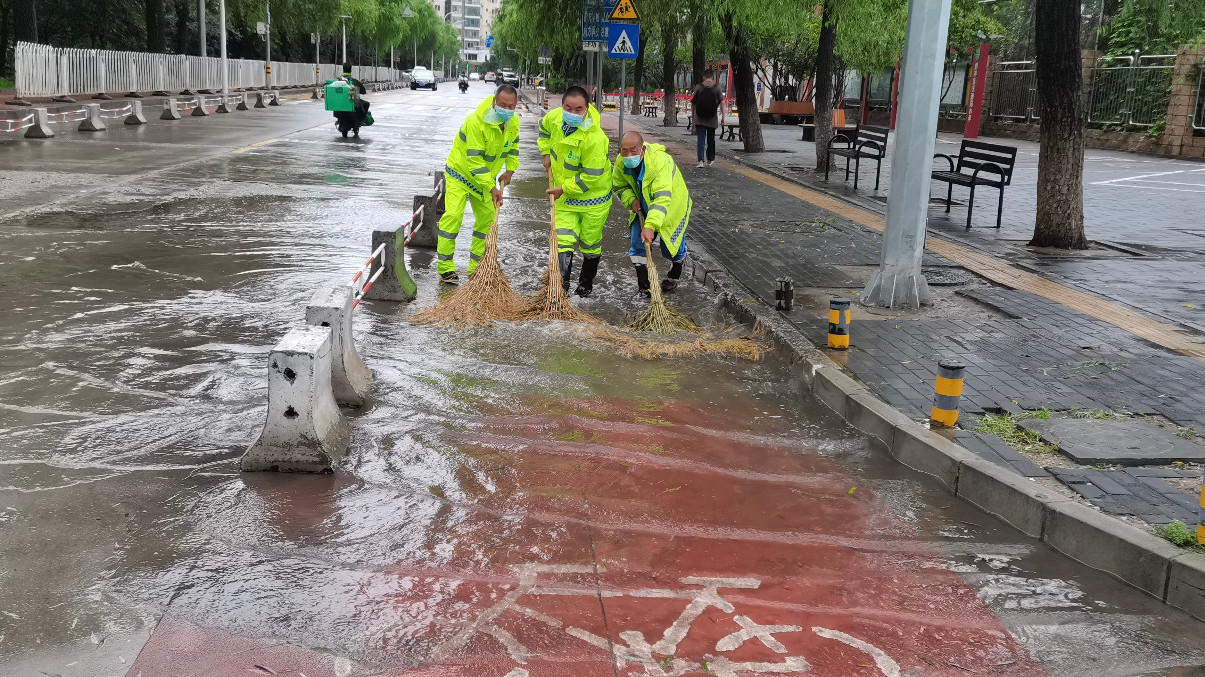 大雨过后“回天地区”出现积水 环卫集团千人出动清理积水 大雨过后“回天地区”出现积水 环卫集团千人出动清理积水