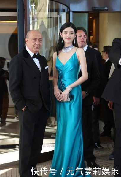 奚梦瑶穿开叉裙腿长无人能及, 网友: 转过身才是