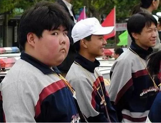 它们都来源于这张图：小胖本名钱志君，上海人，出生于1987年。2002年，当时还是初中生的他在参加上海某交通安全活动时东张西望，被一名美术老师拍了下来并上传网络。2002年8月，第一个PS小胖的帖子在猫扑网横空出世，随后，他被PS成各种形象，引发第一次全民PS恶搞热潮。