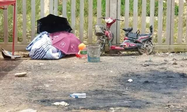 7月20日中午12点，悲剧事发地牛街庄新村的雨停了，地上都是黄色泥浆被车轮碾压后留下的痕迹。