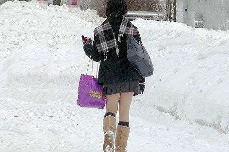 真的不冷?日本女生雪天光腿穿短裙出行