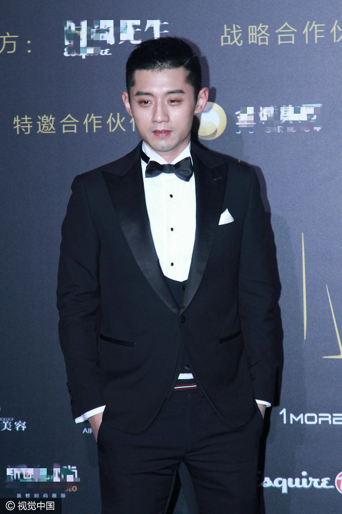 张继科出席年度先生红毯 何姿秦凯携手亮相 张继科出席年度先生红毯 何姿秦凯携手亮相