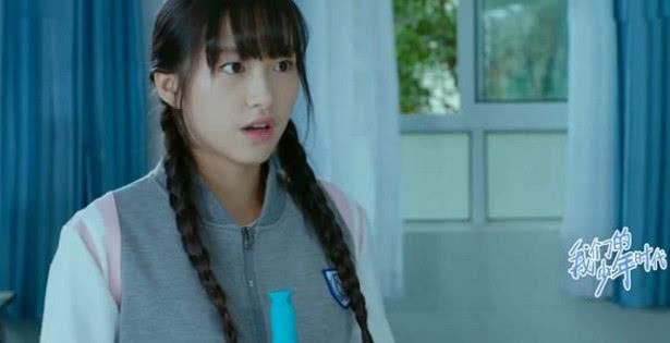 宋祖儿素颜参加艺考,颜值竟被身后的妹子秒杀