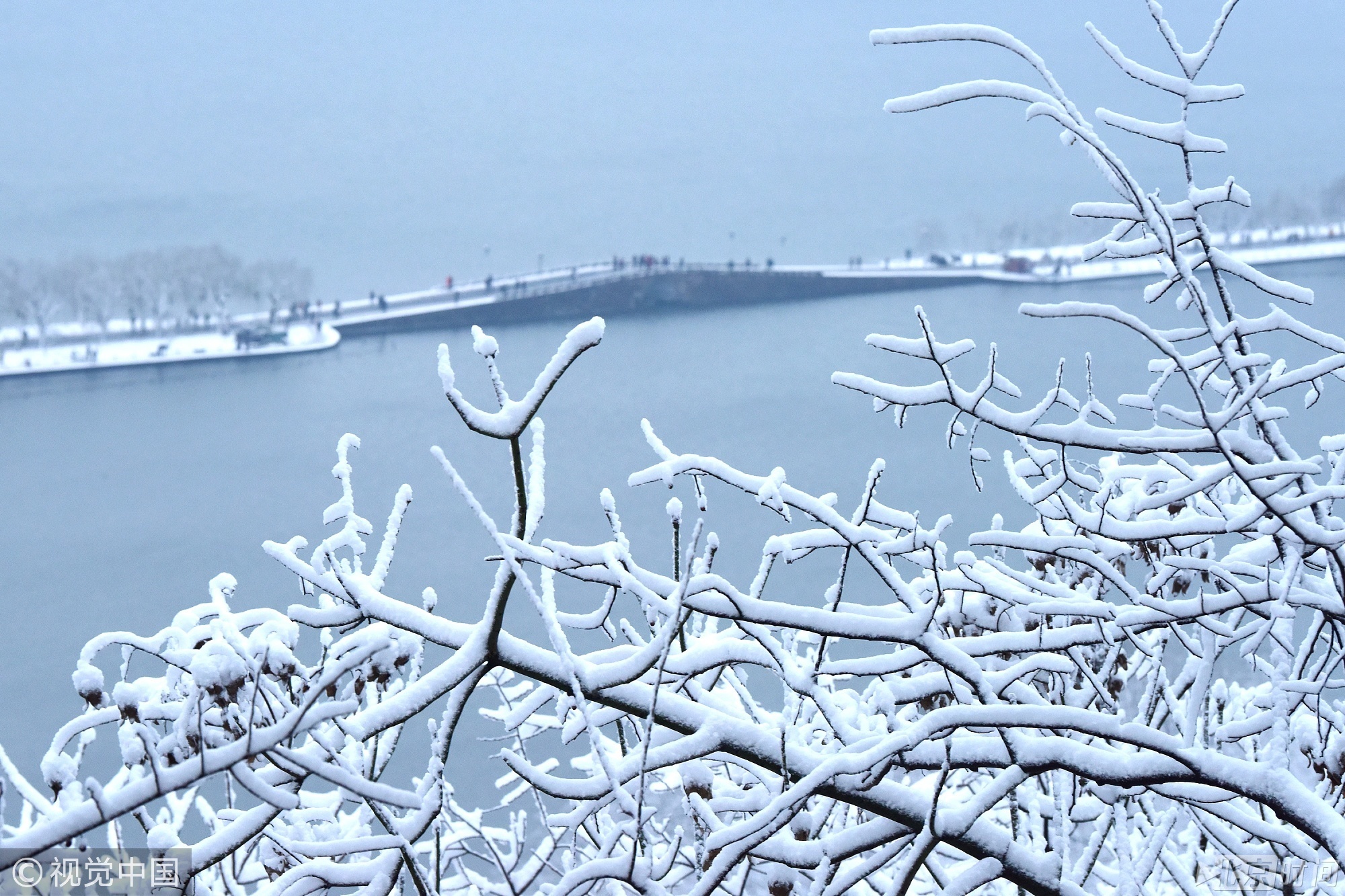 而关于西湖赏雪，总能听闻一句话，“晴湖不如雨湖，雨湖不如雪湖”。日，如有幸来杭州西湖能遇上一场雪，确足以是一种小确幸。