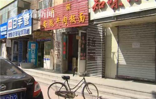男子上厕所故意不关门！女店主回避被抢