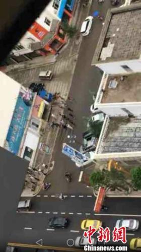 云南街头两伙人因债务火拼 长刀相向如 云南街头两伙人因债务火拼 长刀相向如