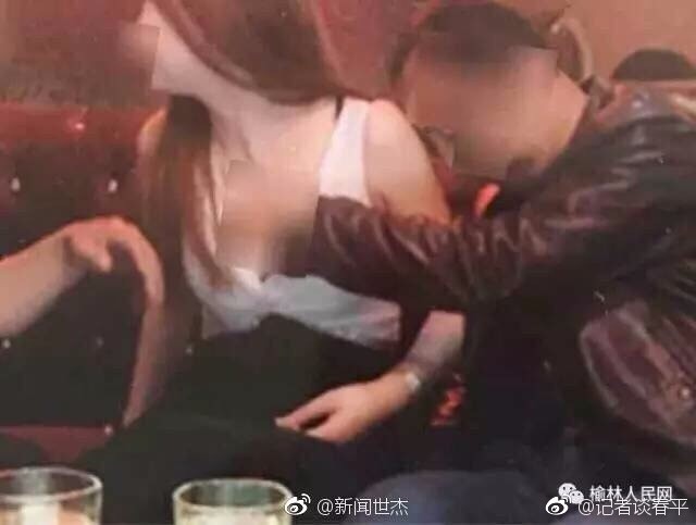 陕西一村主任被曝“摸胸照” 纪委:已介入调查 陕西一村主任被曝“摸胸照” 纪委:已介入调查